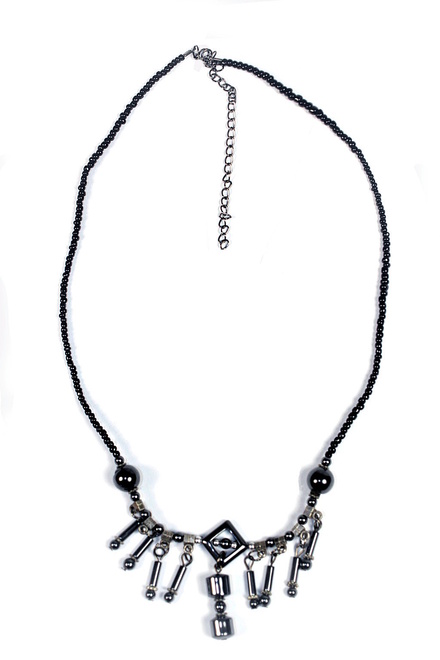 Elegantní náhrdelník s přívěsky černá